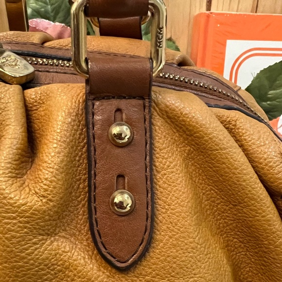 ⭐️MCM Soft Leather Handbag - Picture 6 of 15